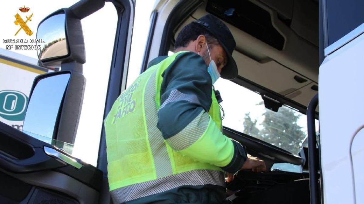 Un agente de la Guardia Civil, en un camión