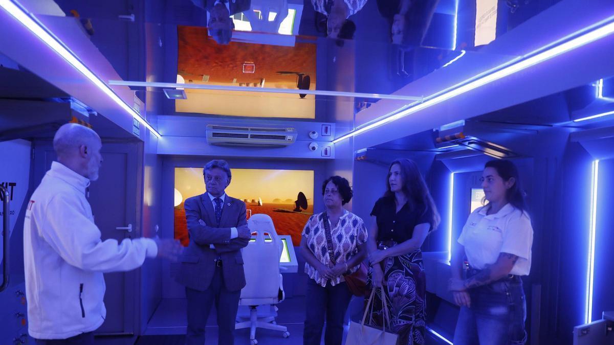 Por la izquierda, Víctor Marín, José Ramón Prado, Pilar Castro, Nua Tena e Irene Hernández, ayer, en el «escape room».