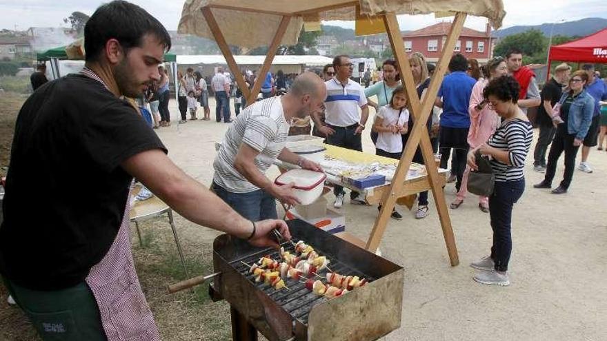 Uno de los puestos, con cola de comensales. // Jose Lores