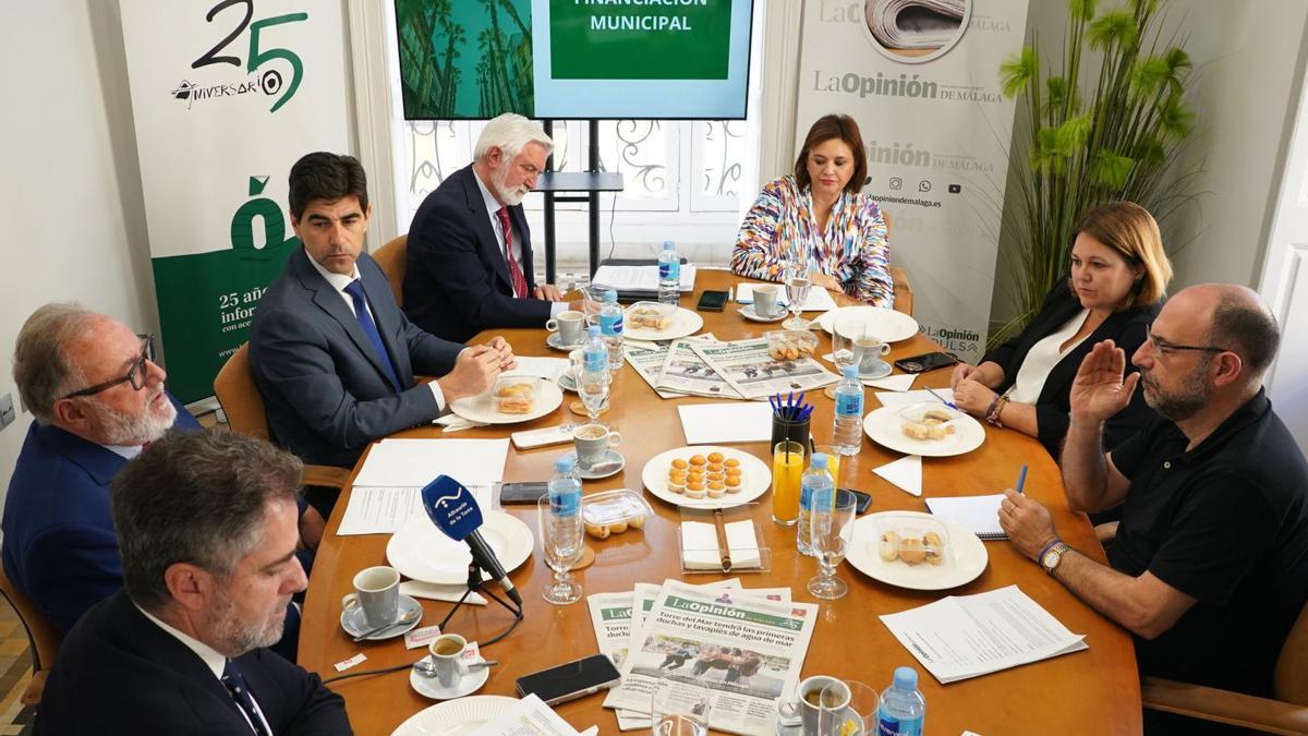 Carlos Conde, Joaquín Villanova, Francisco Santos, Daniel Carrasco, Margarita del Cid y Natacha Rivas participaron en el encuentro. Foto Álex Zea