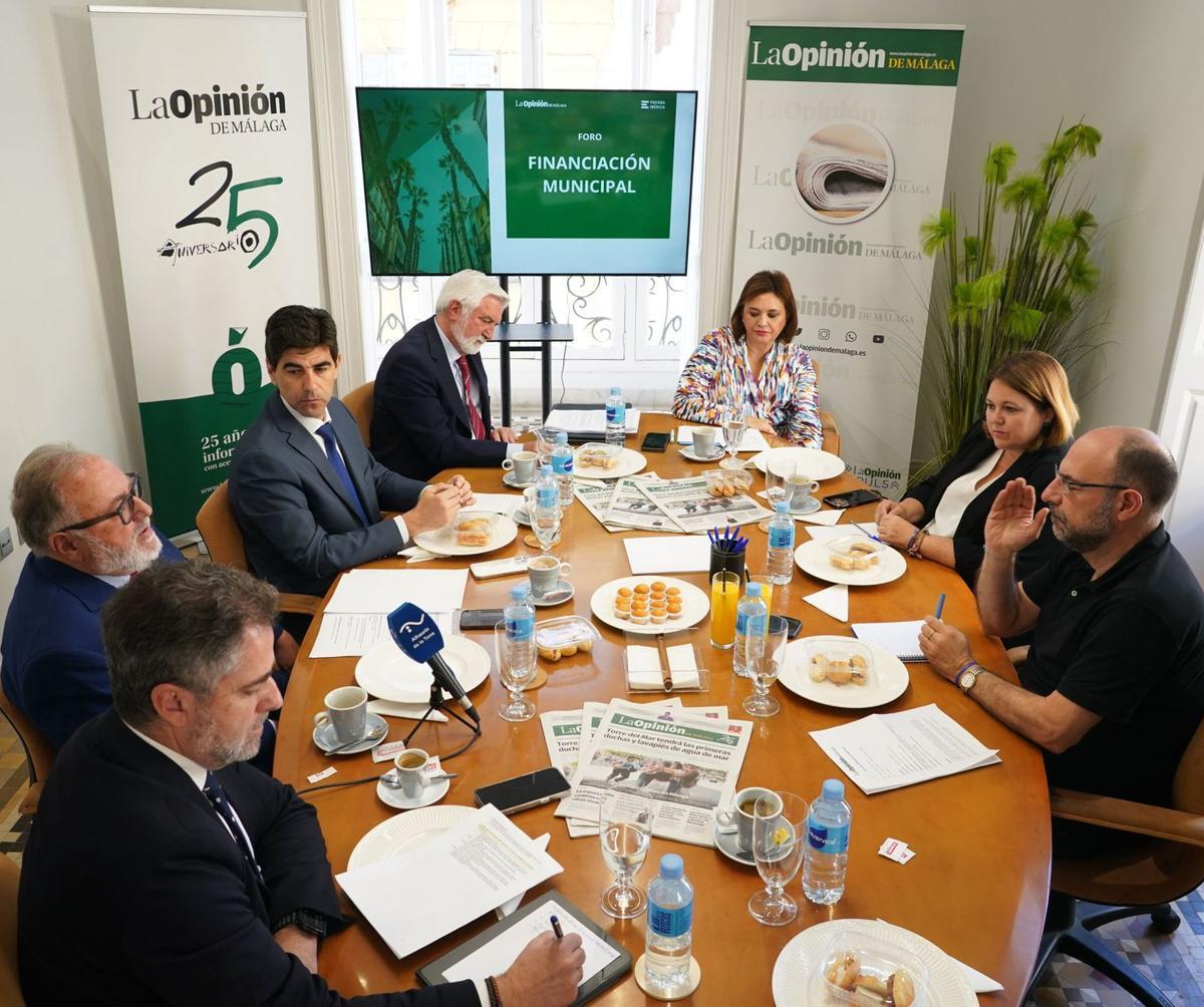 Carlos Conde,  Joaquín Villanova, Francisco Santos, Daniel Carrasco, Margarita del Cid y Natacha Rivas  participaron en el encuentro. Foto Álex Zea