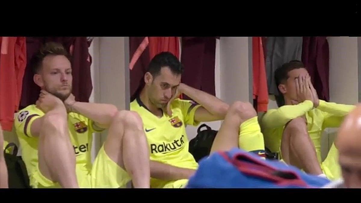 Los jugadores del Barça, abatidos en el vestuario de Anfield tras encajar el 4-0 del Liverpool.