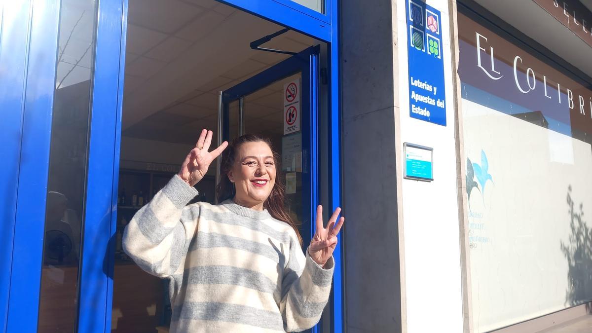 Miriam Pérez Fernández en la puerta del punto de venta de loterías llanisco, el pasado 6 de enero.