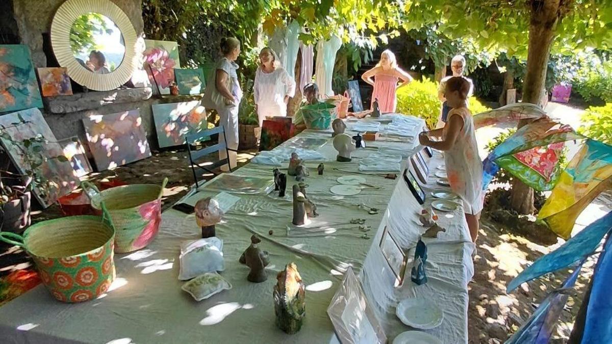 Marieta Quesada coloca un objeto en una de las mesas de exposición de la finca familiar, que este fin de semana abren al público.