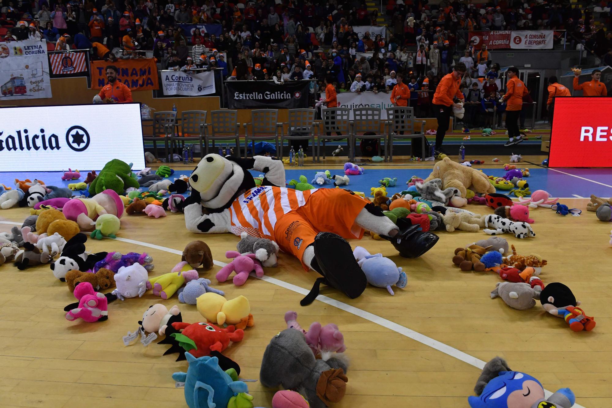 Lluvia de peluches en el partido del Leyma Coruña