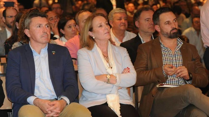 Lourdes Méndez, entre Pascual Salvador (presidente de Vox Murcia) y Santiago Abascal (presidente de Vox España), en el Nelva.