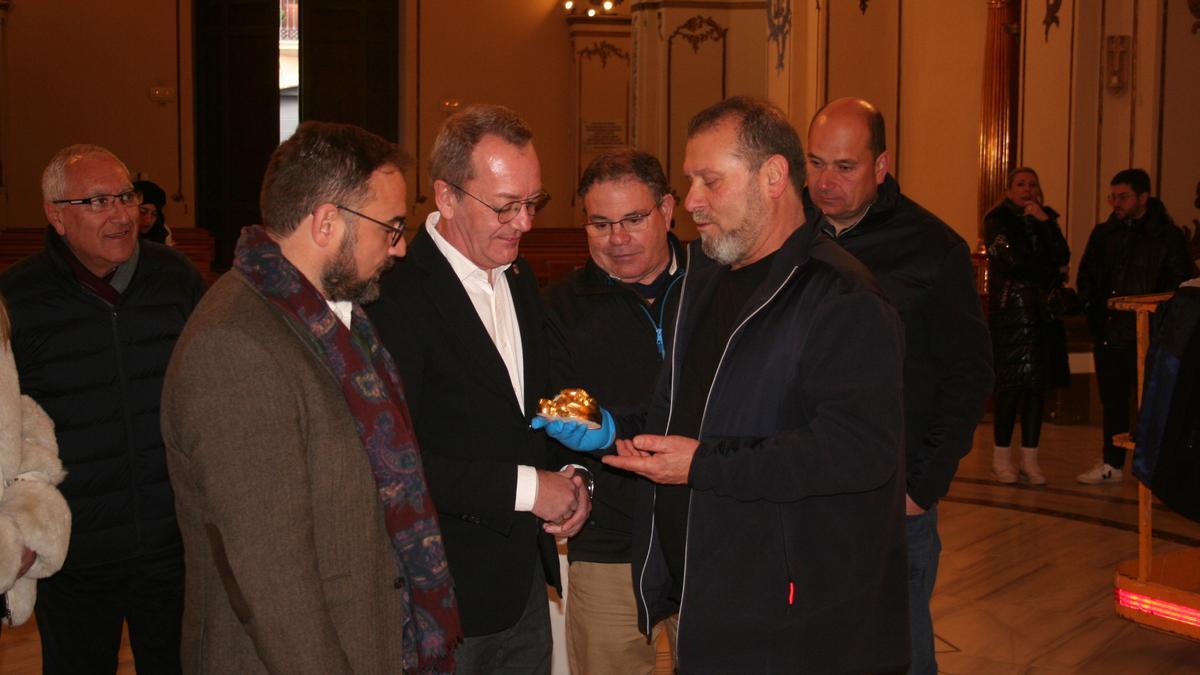 El presidente del Paso Blanco, centro, recibe detalles de los técnicos que trabajan estos días en la bóveda de la capilla del Rosario.