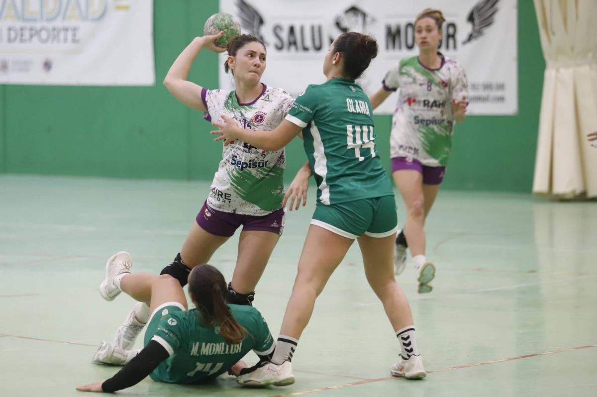 Lucía Vacas controla el balón.