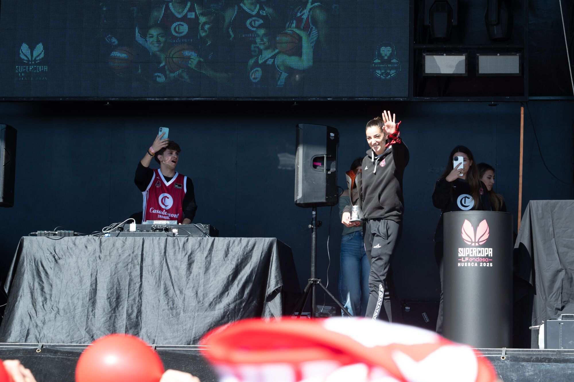 El Casademont Zaragoza celebra la Supercopa ante su afición