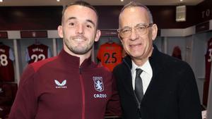 John McGinn, capitán del Aston Villa, junto a Tom Hanks en una visita anterior (2023)