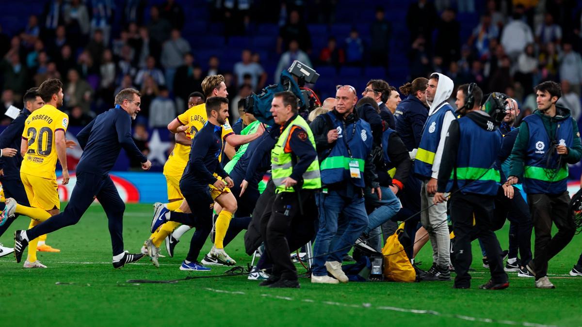 ¡Lamentable! Aficionados del Espanyol saltan al campo para que el Barça no celebre el título de Liga