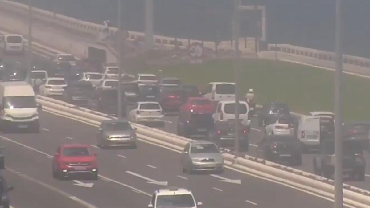 Colas por un accidente de tráfico en la Avenida Marítima