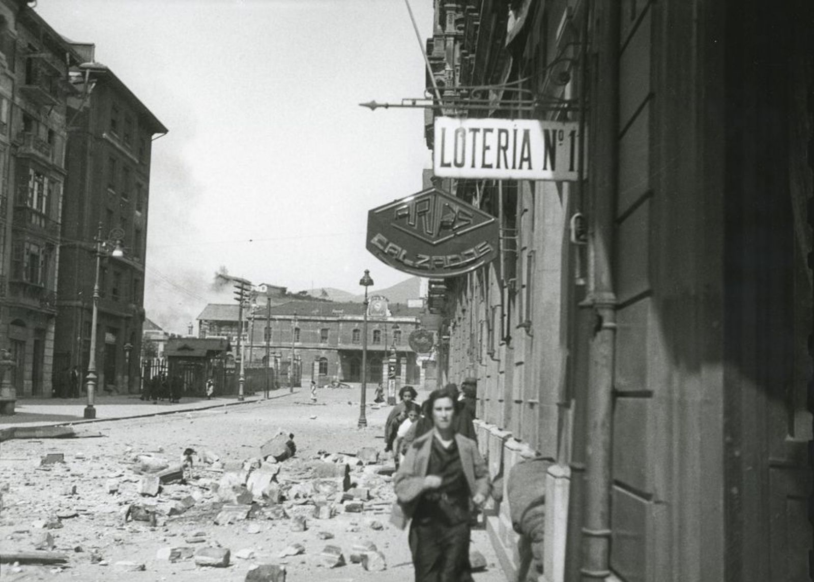 Bombardeos y ruina en Uría. |  LNE / Museo de Bellas Artes / Florentino López