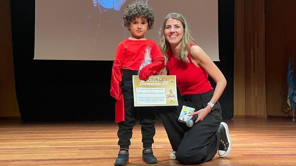 La profesora Antía Piñeiro con uno de sus niños.