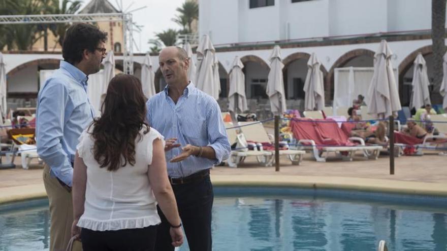 Manuel Fernández-Delgado visitó ayer hoteles de La Manga del Mar Menor para ver cómo está yendo la campaña de agosto.