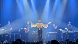 "Good night Mari London": Rodrigo Cuevas, de romería en Londres, se mete al público en el bolsillo