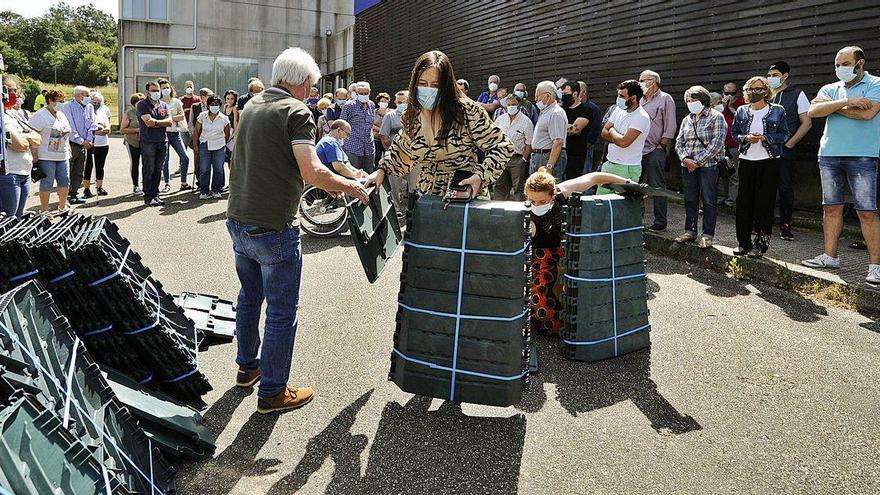 Entrega de los composteros, ayer por la mañana, en el exterior del auditorio municipal.