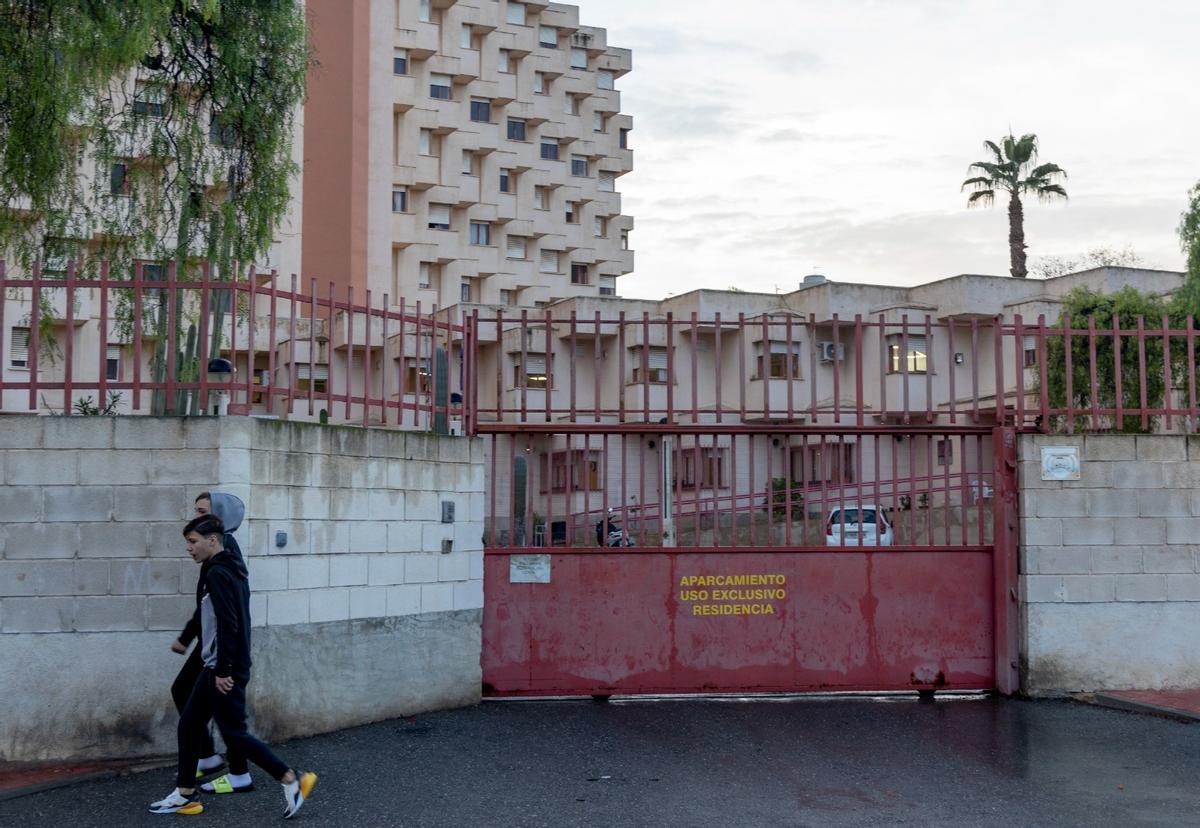 Acceso exterior a la residencia de mayores de Alicante, ubicada en el barrio de Juan XXIII.