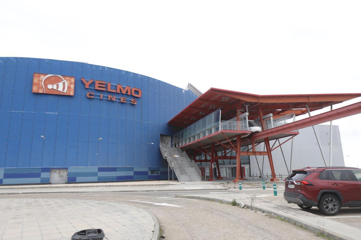 Acceso principal al centro comercial de Plaza Imperial.