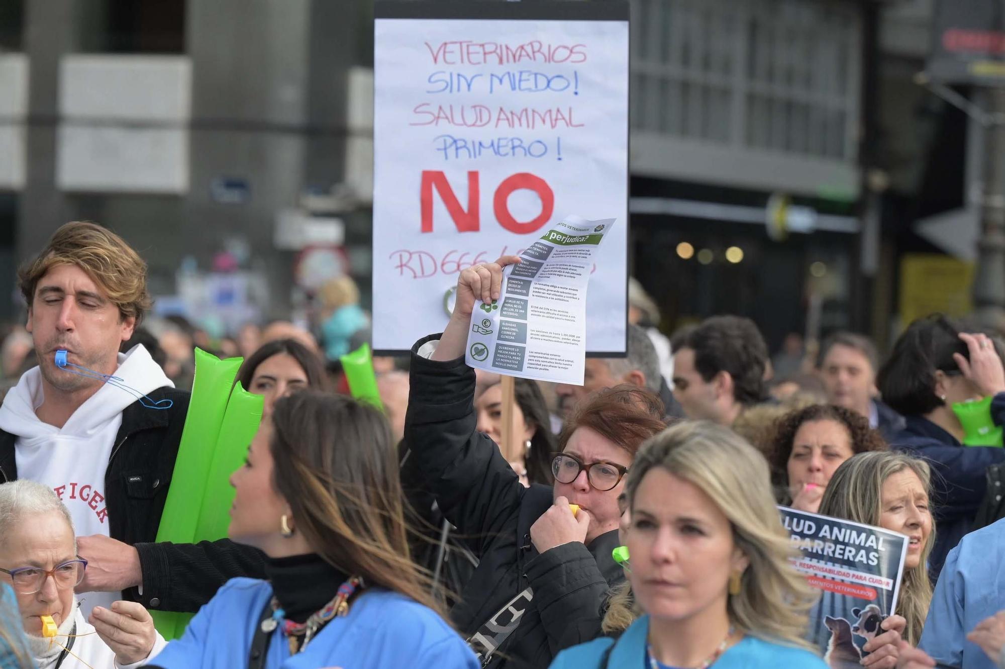 Protesta de veterinarios contra el nuevo decreto del Gobierno que regula el uso de medicamentos