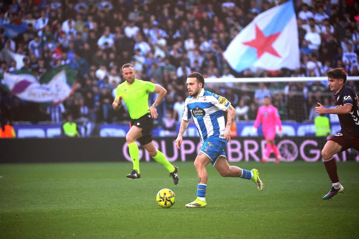 David Mella avanza con el balón en los pies en el partido contra el Eibar en Riazor.