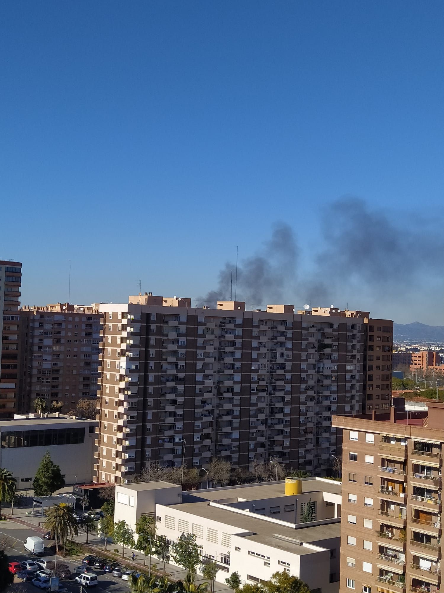 Incendio en una nave industrial de Tavernes Blanques