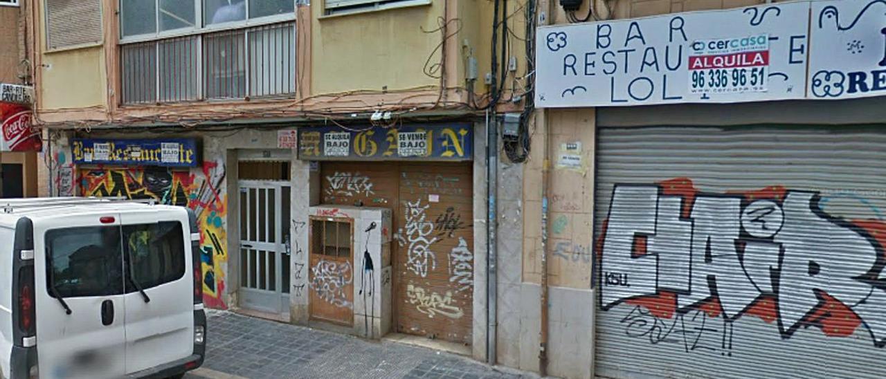 Tres locales cerrados en la calle San Juan Bosco, en Orriols.  | LEVANTE-EMV