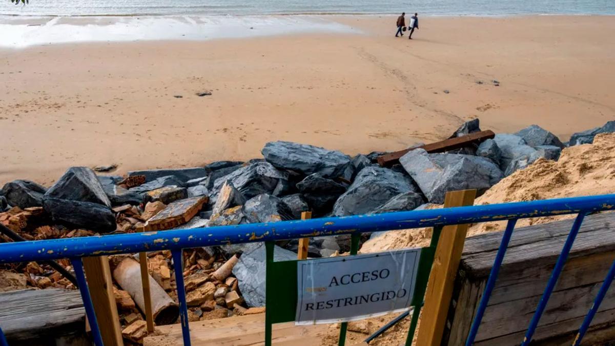Destrozos por el tiempo en la playa del Portil (Huelva).