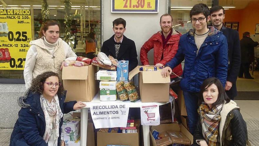 Integrantes de Xuventudes Socialistas con los alimentos recaudados. // Fdv