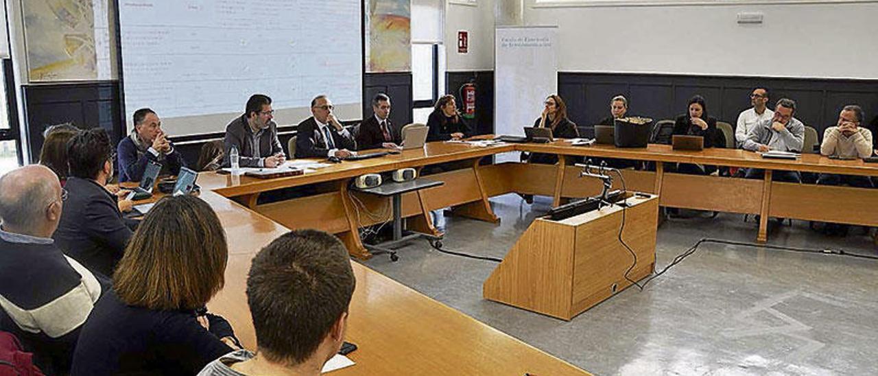 Sesión extraordinaria del Consello de Goberno celebrada ayer en la Escuela de Telecomunicación.  // Duvi