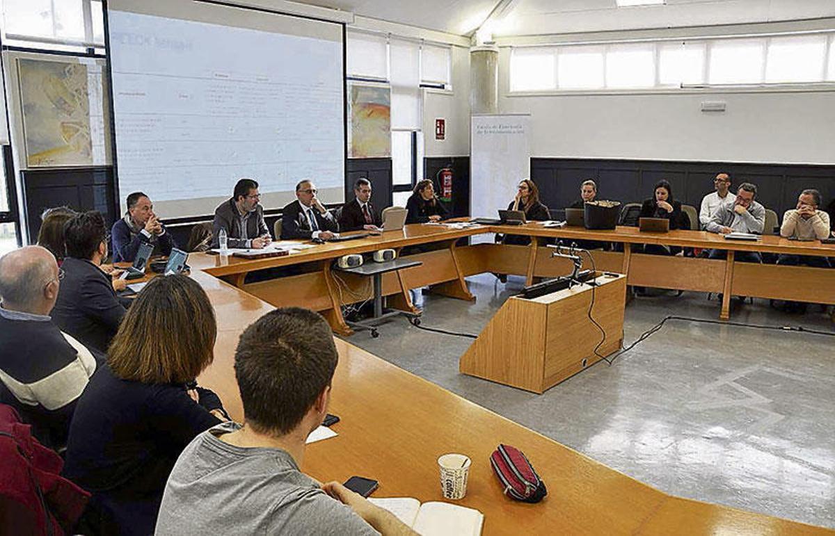 Sesión extraordinaria del Consello de Goberno celebrada ayer en la Escuela de Telecomunicación.  // Duvi