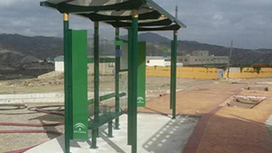 Nuevas paradas de autobús accesibles en Humilladero, Valle de Abdalajís y Algaidas