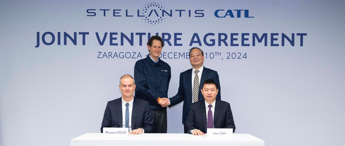 John Elkann (Stellantis) y Robin Zeng (CATL), detrás; y Maxime Picat y Libin Tan, delante