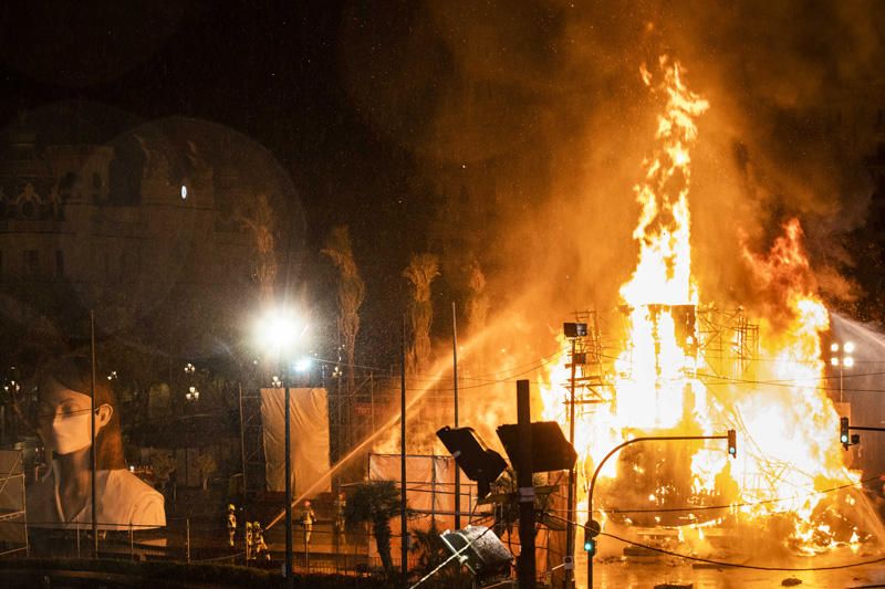 Así ha sido la cremà de la falla municipal