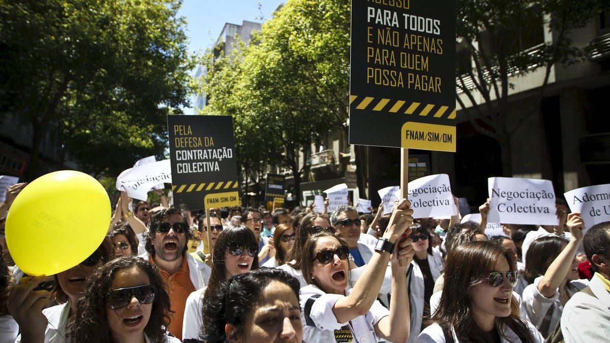 Manifestantes de la plataforma de Resistencia contra la destrucción del servicio nacional de salud portugués.