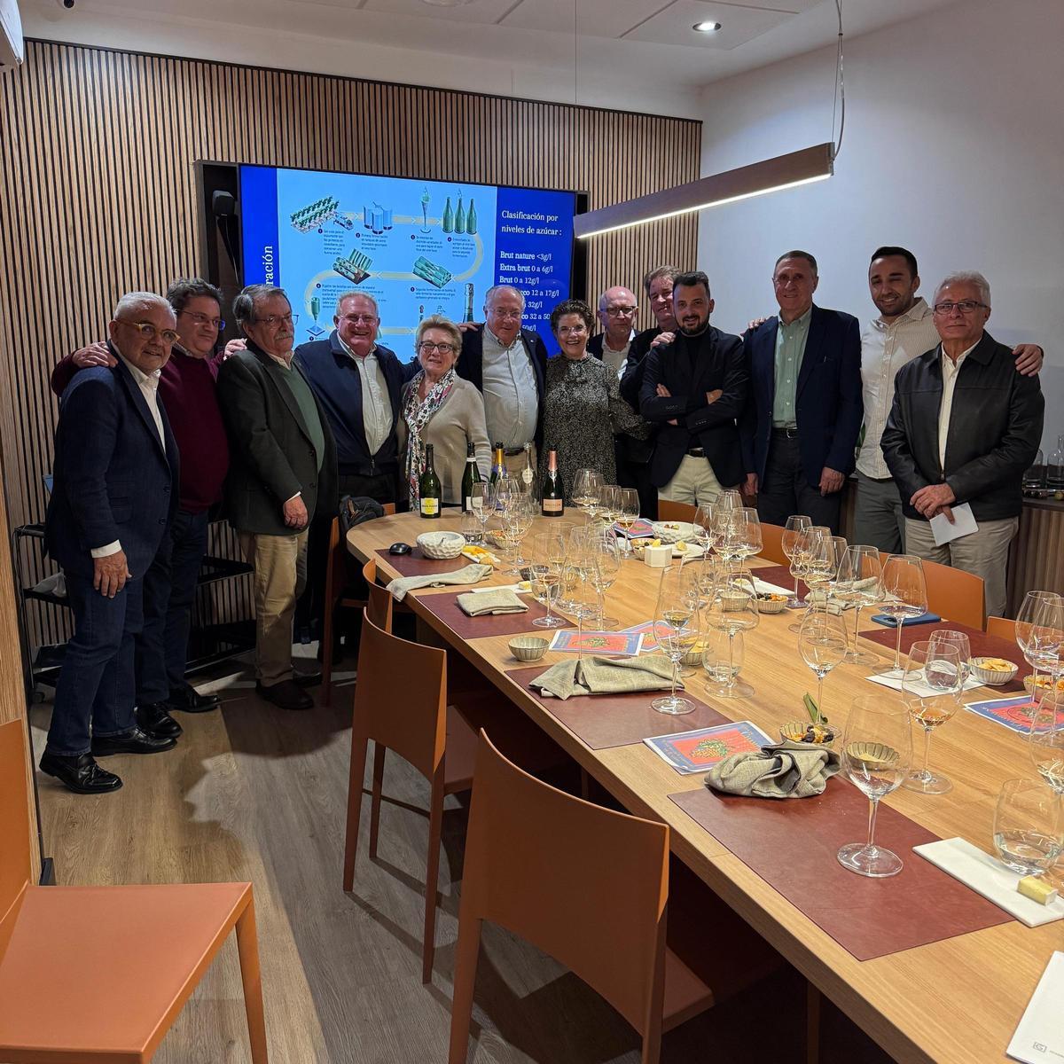 Los académicos presentes en la cata de champán.