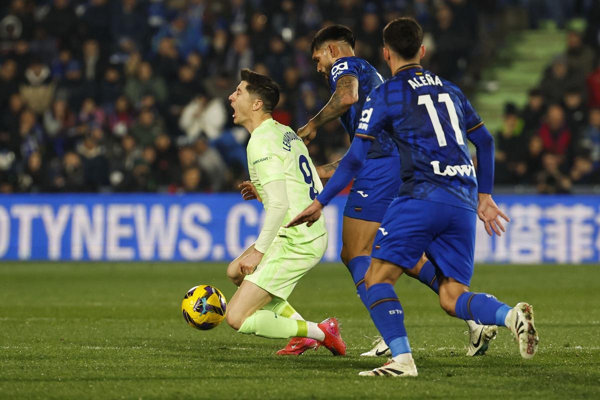 El delantero polaco del FC Barcelona, Robert Lewandowski (i), cae ante el defensa paraguayo del Getafe, Omar Alderete, durante el encuentro correspondiente a la jornada 20 de Laliga EA Sports que disputan Getafe y FC Barcelona en el Coliseum de Getafe. EFE / Chema Moya.. (getafe) (Barcelona)