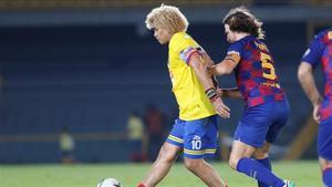 Puyol y Valderrama luchan por el cuero