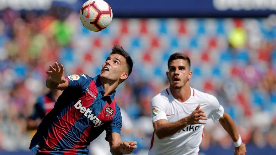 El defensa del Levante UD, Rober Pier, controla el balón ante el delantero portugués del Sevilla, André Silva.