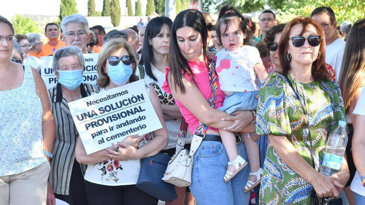 Vecinos  con carteles pidiendo una solución provisional.