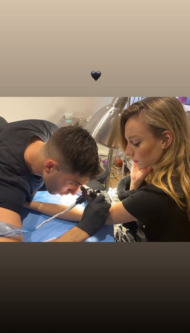El making of del nuevo tatuaje de Ester Expósito
