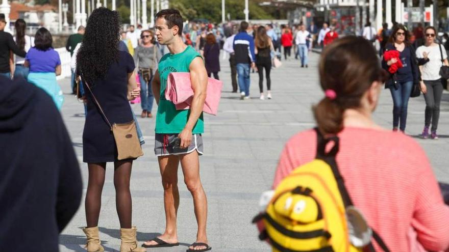 Ambiente en el paseo del Muro de Gijón.