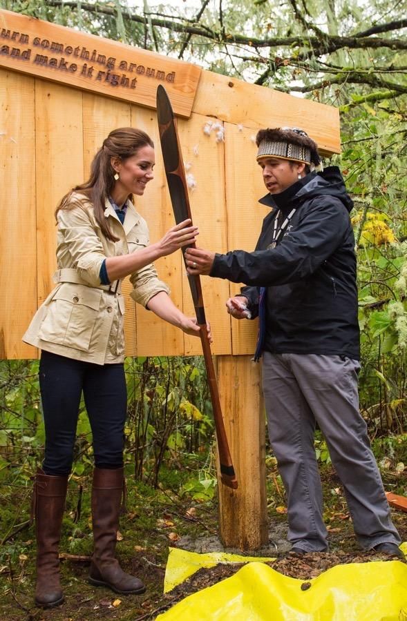 Los Duques de Cambridge visitan Canadá, encuentro con los nativos