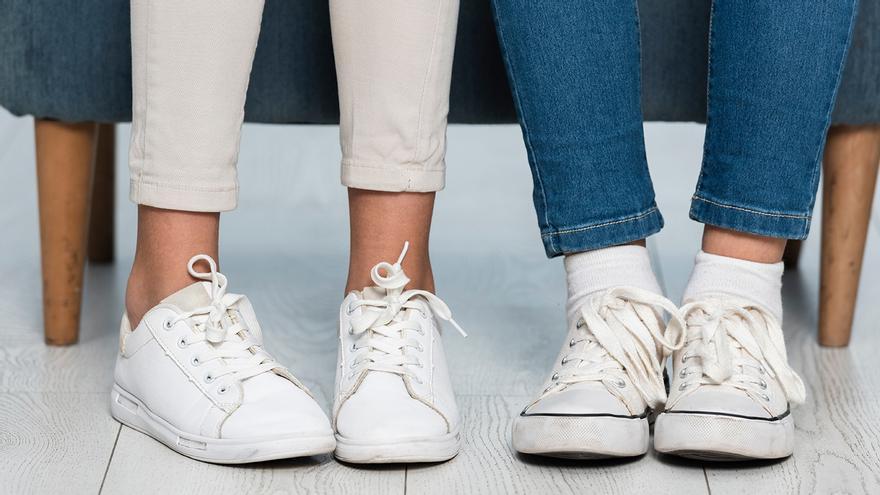 Sal en las zapatillas: la solución para blanquear sin tener que mojarlas o estén húmedas