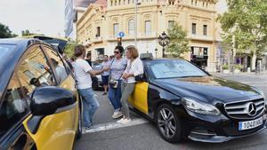 Concentración de taxistas en la Gran Via en el cruce con el paseo de Gràcia.