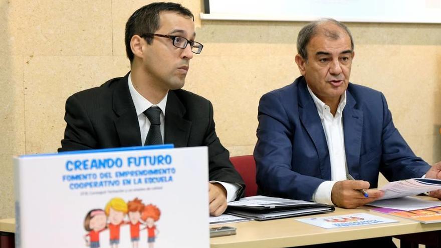 Juan Antonio Pedreño (d), junto a Javier Sierra, en un momento de la presentación del Observatorio.