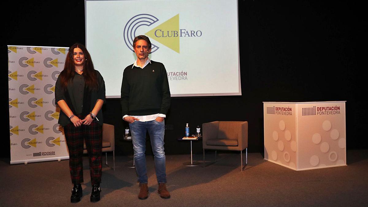 Juan Tallón (derecha) y Guada Guerra, instantes antes de comenzar la charla-coloquio del Club FARO. |  // JOSÉ LORES