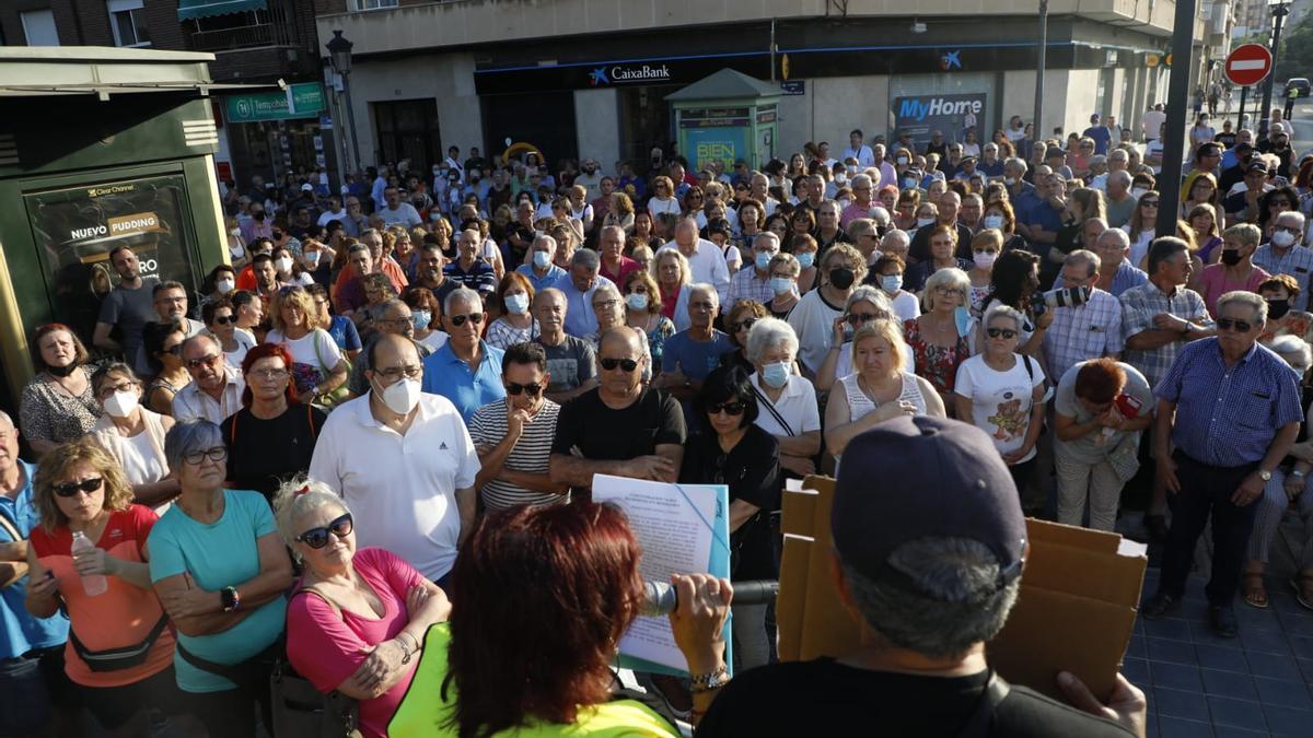 Concentración de vecinos en Benimàmet para reclamar nuevos servicios.