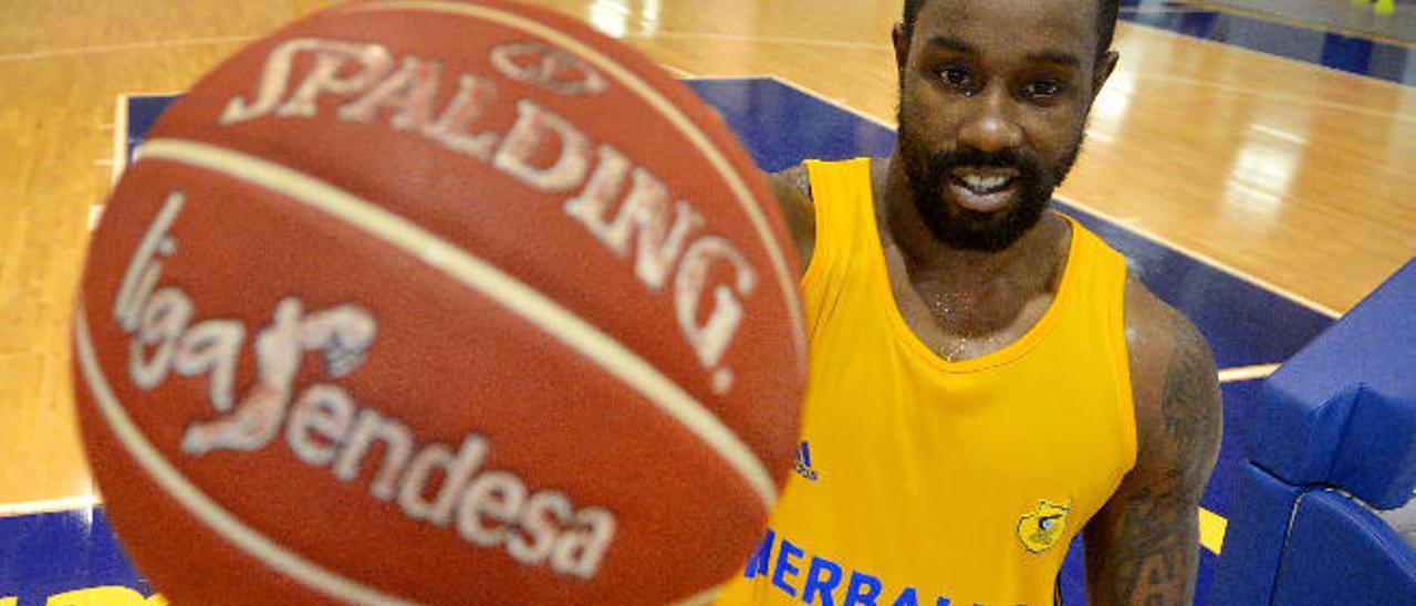 Bo McCalebb, base estadounidense del conjunto amarillo, posa sonriente con el balón oficial de la Liga Endesa tras el entrenamiento de ayer en la Sala Club del Gran Canaria Arena.