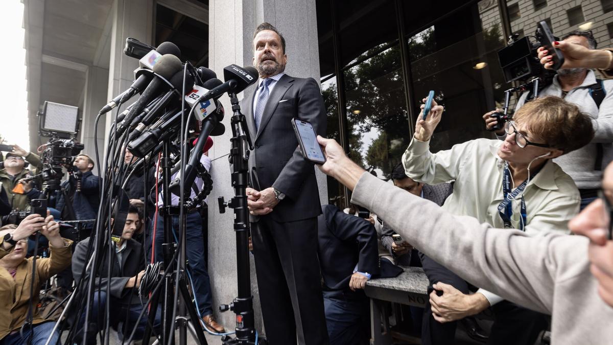 El abogado de Nick Reiner, Alan Jackson, a su salida del tribunal de Los Ángeles.